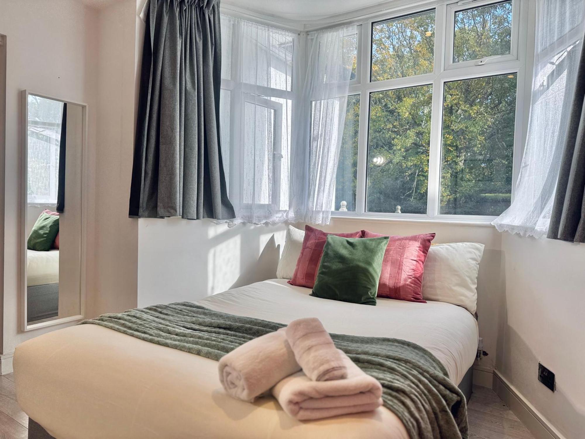 En-Suites With Free Parking 30Min To Central London Exterior photo