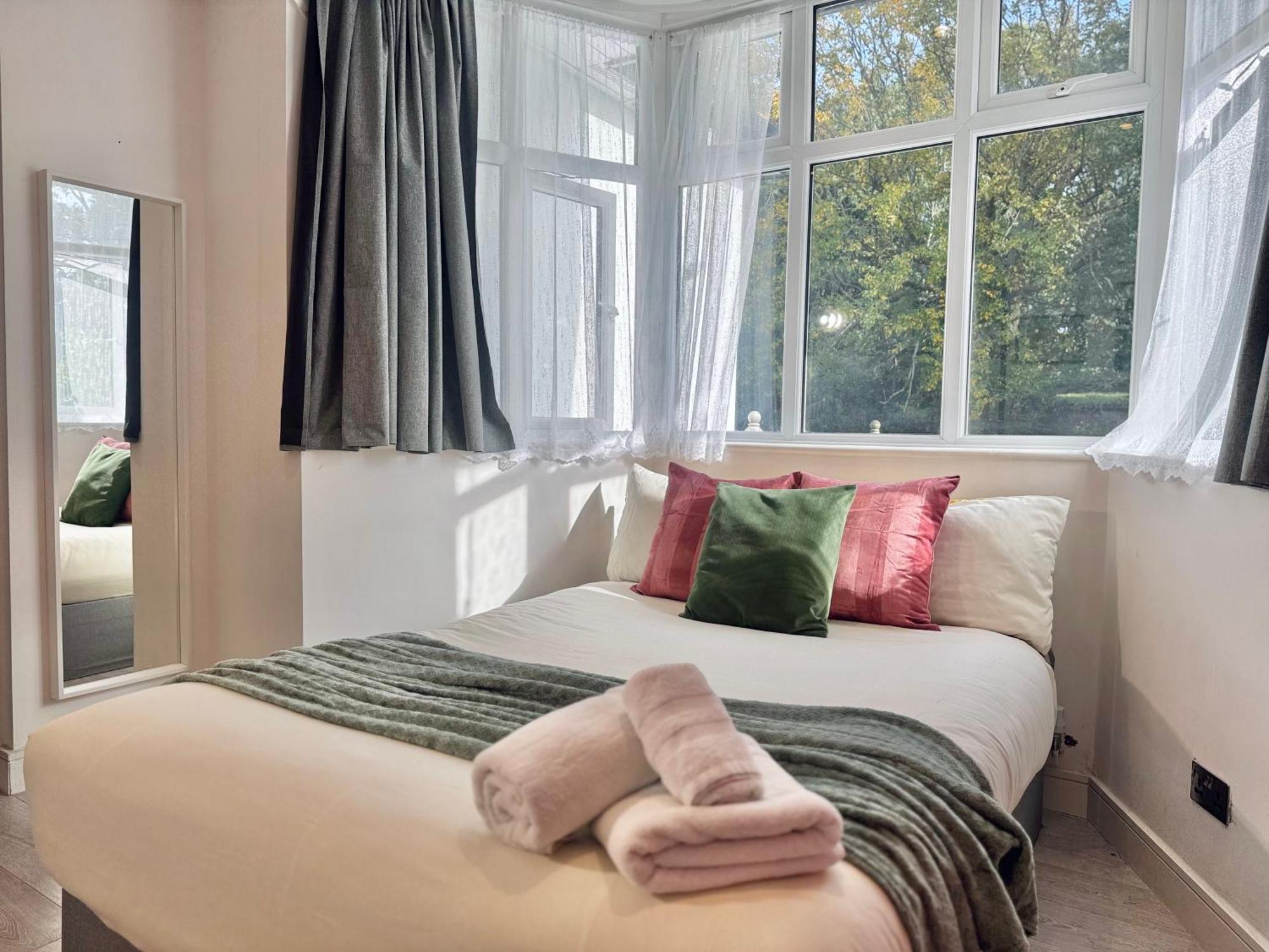 En-Suites With Free Parking 30Min To Central London Exterior photo